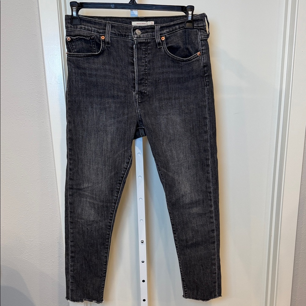 Levi’s Wedgie Skinny Jeans Faded Black Raw Hem High Rise Size 31 - Picture 2 of 10